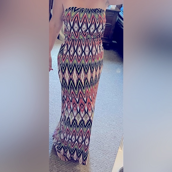 Size medium strapless maxi dress. I would say it fits a size 8-10 comfortably - Picture 2 of 2